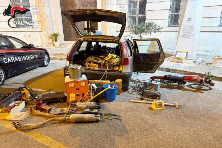 Ragusa, in auto con una moto d'epoca e svariati materiali edili: fermati 2 ricettatori