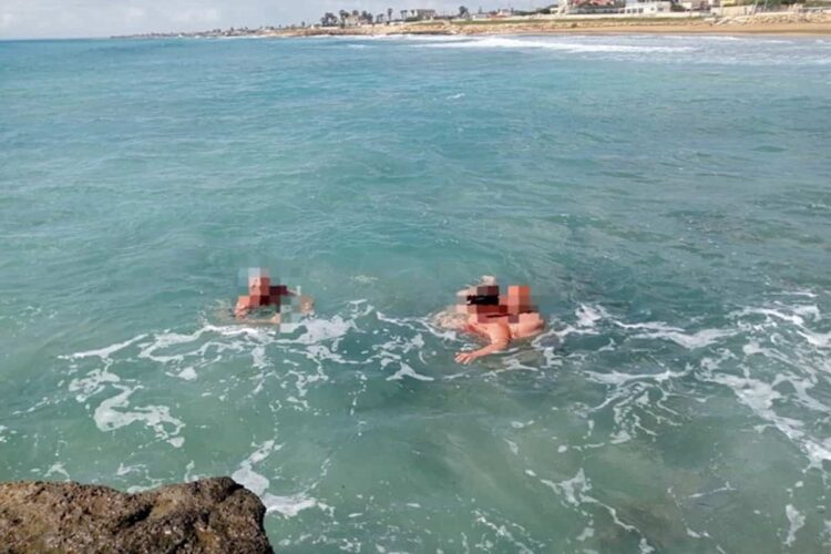 Paura ad Avola, bambino rischia di annegare: salvato da operatore ecologico