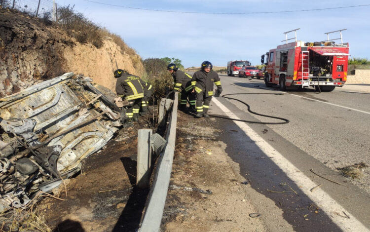 Incidente mortale tra Playa Grande e Marina di Ragusa: auto prende fuoco e conducente muore carbonizzato