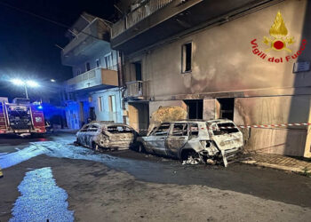 Notte di fuoco a Comiso, due auto a fuoco