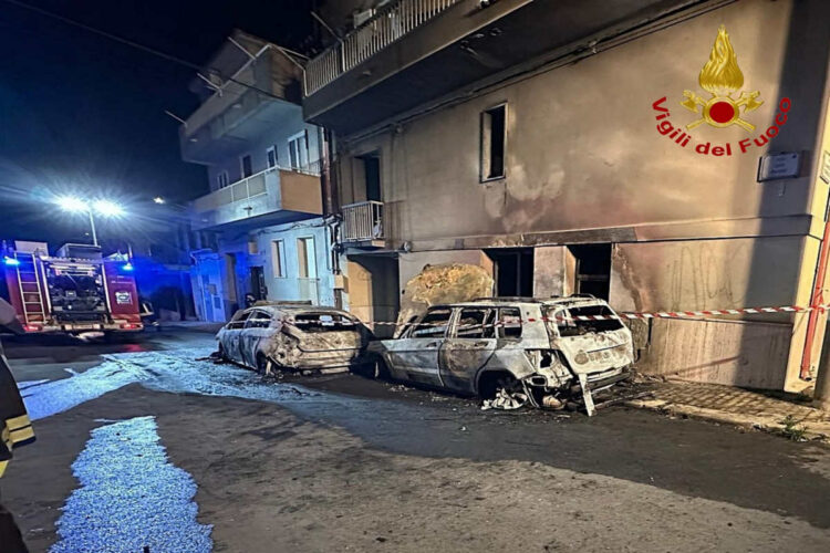 Notte di fuoco a Comiso, due auto a fuoco