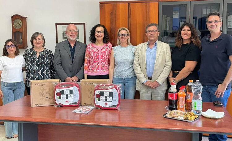 Confagricoltura Ragusa e Senior L'Età della saggezza Onlus donano 2 defibrillatori all'Istituto Vittorini di Scicli