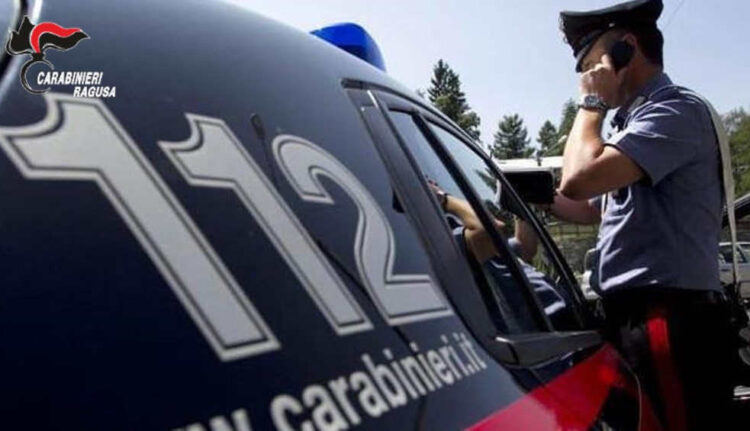 Comiso, tunisino in auto vede carabinieri e scappa: sfiora una bambina in strada