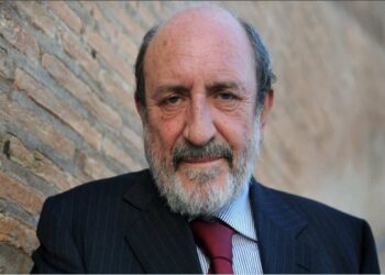 Educazione e formazione temi cruciali nella società giovanile di oggi. Ne parlerà il filosofo Umberto Galimberti al Teatro Tenda a Ragusa il 6 giugno Ragusa, 29 maggio - La crisi del mondo giovanile contemporaneo si fonda sull’ offuscamento di due valori fondanti le società di ogni tempo: l’educazione e la formazione. Questo è un tema oggi molto ricorrente e che pone notevoli interrogativi alle famiglie, ai docenti di ogni ordine e grado nel loro lavoro quotidiano e ovviamente ai giovani. “Educazione e formazione dei giovani” – il ruolo della famiglia e della scuola - ,di questo parlerà il filosofo e psicoanalista Umberto Galimberti, venerdì 6 giugno alle ore 21.00 al teatro tenda di Ragusa (biglietti acquistabili su Ciaotickets o alla libreria Flaccavento) in un evento promosso dalla storica Libreria Flaccavento nell’ambito della programmazione annuale degli appuntamenti culturali. Umberto Galimberti affronterà il tema, come è suo solito, in modo appassionato e provocatorio, arricchendolo con parole e riflessioni profonde, che ci invitano a esaminare attentamente le sfide che dobbiamo affrontare nell’ambito dell’istruzione e della cultura. Il filosofo pone come fondamentale l’impegno dei professori che sanno offrire motivazioni agli studenti e li esorta a scoprire la propria passione. L’evento, molto atteso, si avvale di sponsor pubblici e privati. Daranno un saluto e la loro testimonianza, prima dell’inizio della lectio magistralis di Galimberti, gli assessori comunali alla pubblica istruzione Catia Pasta e l’assessore ai servizi sociali Elvira Adamo. P.S. La Libreria Flaccavento è la più' antica libreria di Ragusa nasce nel 1947 ed è l'unica indipendente in città. Gestita da Maria Bracchitta e Daniela La Licata è un presidio culturale importante sensibile anche a tematiche sociali (da un anno circa è diventato punto Rifugi, unico a Ragusa che fa rete con diverse librerie sul territorio nazionale per accogliere donne vittime di violenza)