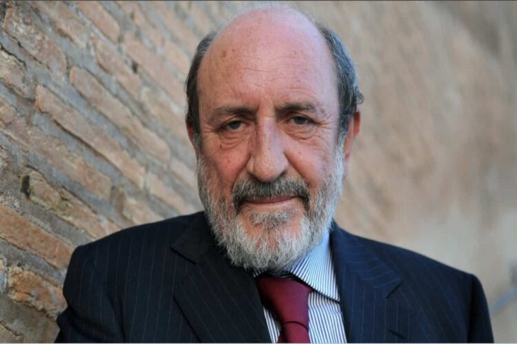 Educazione e formazione temi cruciali nella società giovanile di oggi. Ne parlerà il filosofo Umberto Galimberti al Teatro Tenda a Ragusa il 6 giugno Ragusa, 29 maggio - La crisi del mondo giovanile contemporaneo si fonda sull’ offuscamento di due valori fondanti le società di ogni tempo: l’educazione e la formazione. Questo è un tema oggi molto ricorrente e che pone notevoli interrogativi alle famiglie, ai docenti di ogni ordine e grado nel loro lavoro quotidiano e ovviamente ai giovani. “Educazione e formazione dei giovani” – il ruolo della famiglia e della scuola - ,di questo parlerà il filosofo e psicoanalista Umberto Galimberti, venerdì 6 giugno alle ore 21.00 al teatro tenda di Ragusa (biglietti acquistabili su Ciaotickets o alla libreria Flaccavento) in un evento promosso dalla storica Libreria Flaccavento nell’ambito della programmazione annuale degli appuntamenti culturali. Umberto Galimberti affronterà il tema, come è suo solito, in modo appassionato e provocatorio, arricchendolo con parole e riflessioni profonde, che ci invitano a esaminare attentamente le sfide che dobbiamo affrontare nell’ambito dell’istruzione e della cultura. Il filosofo pone come fondamentale l’impegno dei professori che sanno offrire motivazioni agli studenti e li esorta a scoprire la propria passione. L’evento, molto atteso, si avvale di sponsor pubblici e privati. Daranno un saluto e la loro testimonianza, prima dell’inizio della lectio magistralis di Galimberti, gli assessori comunali alla pubblica istruzione Catia Pasta e l’assessore ai servizi sociali Elvira Adamo. P.S. La Libreria Flaccavento è la più' antica libreria di Ragusa nasce nel 1947 ed è l'unica indipendente in città. Gestita da Maria Bracchitta e Daniela La Licata è un presidio culturale importante sensibile anche a tematiche sociali (da un anno circa è diventato punto Rifugi, unico a Ragusa che fa rete con diverse librerie sul territorio nazionale per accogliere donne vittime di violenza)