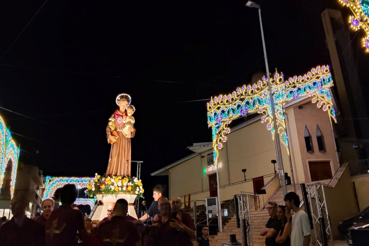 Festa di Sant’Antonio di Padova a Comiso, numerosi devoti alla processione