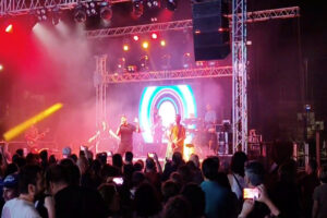 Ragusa, successo per il concerto dei Millewatt tribute band 883