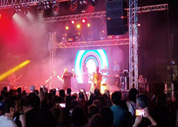 Ragusa, successo per il concerto dei Millewatt tribute band 883