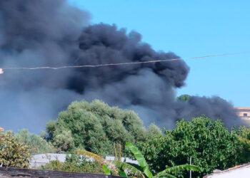 Incendio tra Pozzallo e Ispica: fiamme lambiscono abitazioni