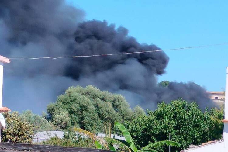 Incendio tra Pozzallo e Ispica: fiamme lambiscono abitazioni
