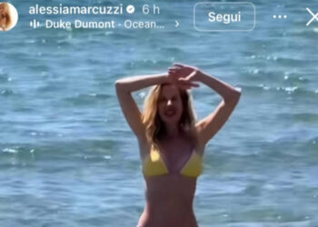 Alessia Marcuzzi in vacanza a Porto Ulisse (Ispica), Marzameni e Noto
