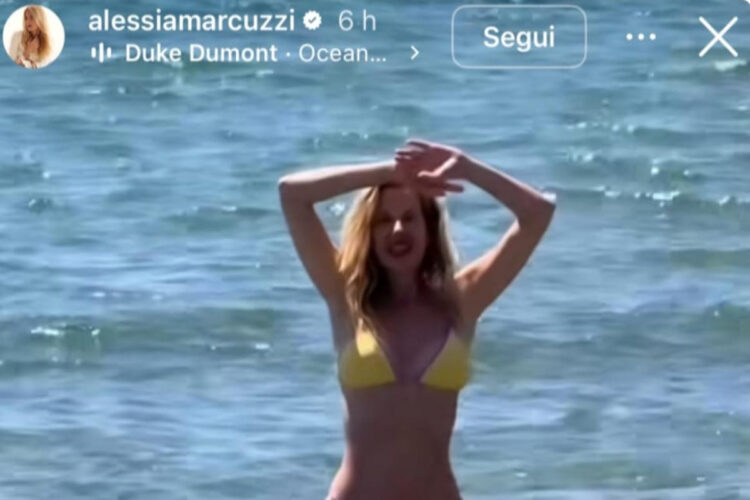 Alessia Marcuzzi in vacanza a Porto Ulisse (Ispica), Marzameni e Noto