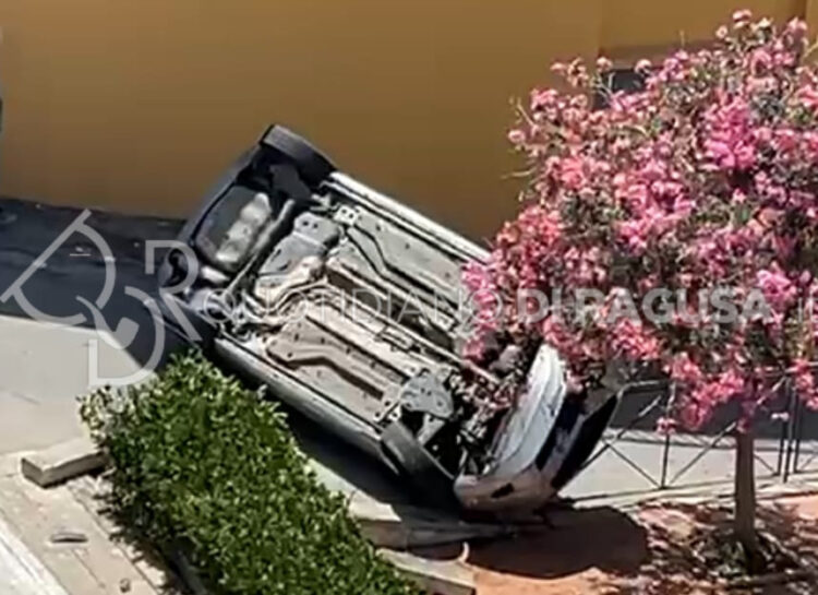 Incidente a Scicli, auto cappotta in via Bixio