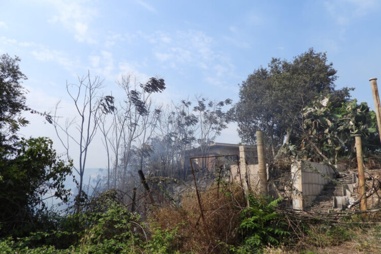 Incendio ad Acate, fuoco minaccia due abitazioni in contrada Lippia