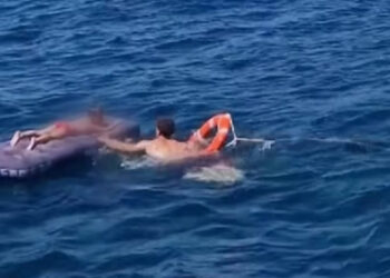 Castellammare, bambino su un materassino trascinato al largo dalla corrente: salvato