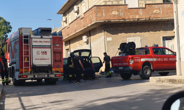Vittoria, auto in fiamme in contrada Forcone