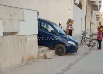 Automobilista finisce con l'auto giù dalle scale sul lungomare di Donnalucata