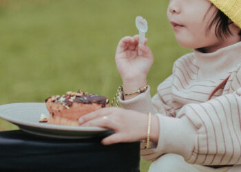 Dieta dei bambini, troppi snack e frutta e verdura assenti: è allarme