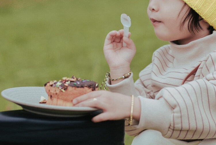 Dieta dei bambini, troppi snack e frutta e verdura assenti: è allarme
