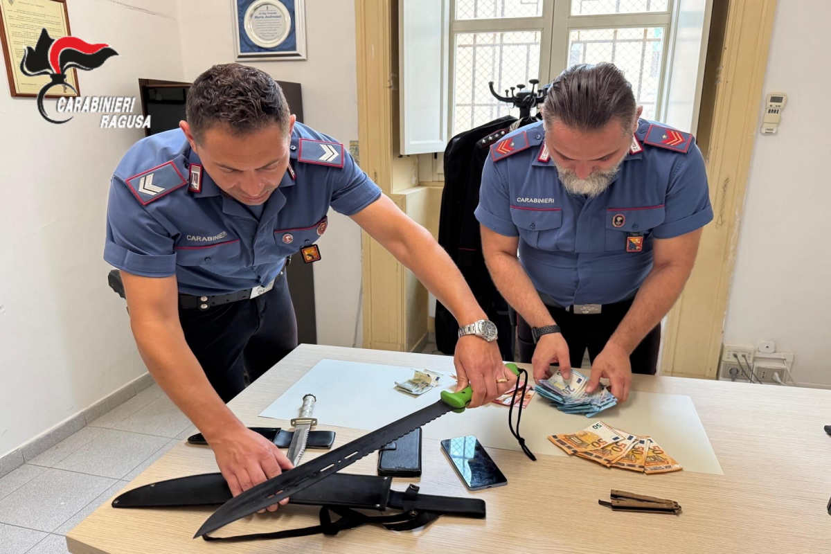 Ragusa: rapina con un machete due passanti in centro