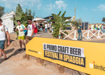 Schiuma Beer Village 2025 a Marina di Modica, musica e birra con i piedi sulla sabbia