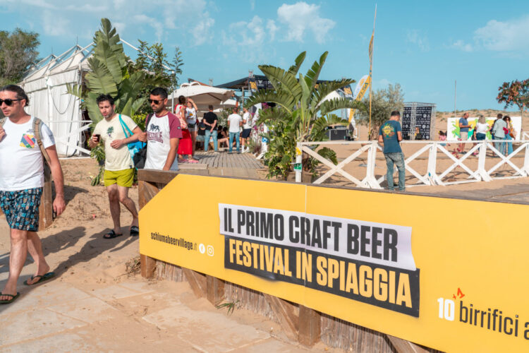 Schiuma Beer Village 2025 a Marina di Modica, musica e birra con i piedi sulla sabbia