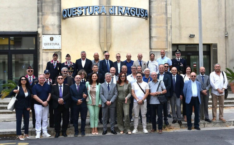 Questura Ragusa, consegnate le medaglie di commiato al personale di Polizia in quiescenza
