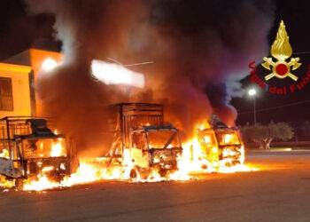 Incendio a Vittoria, a fuoco tre camion in un'azienda in contrada Alcerito
