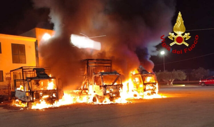 Incendio a Vittoria, a fuoco tre camion in un'azienda in contrada Alcerito
