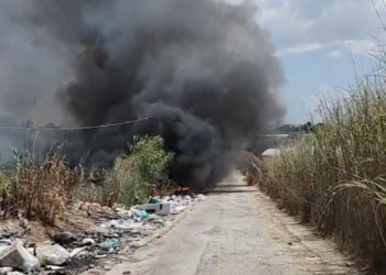Vittoria, a fuoco una discarica abusiva