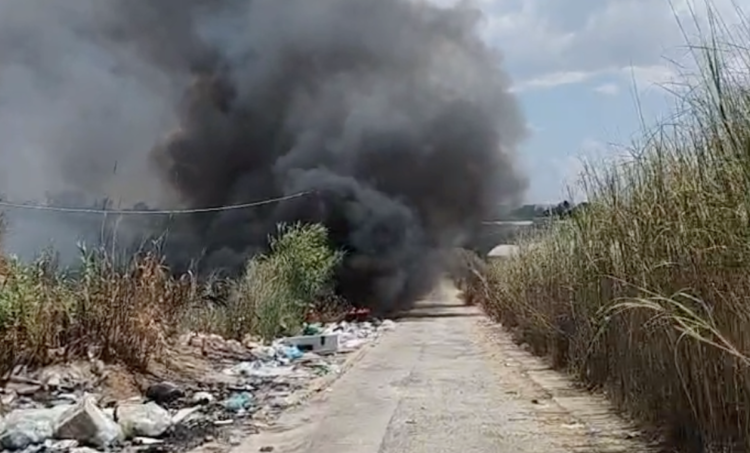 Vittoria, a fuoco una discarica abusiva