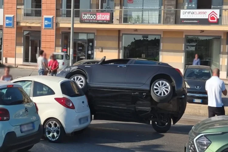 Incidente Modica, finisce con l'auto addosso a un'altra vettura