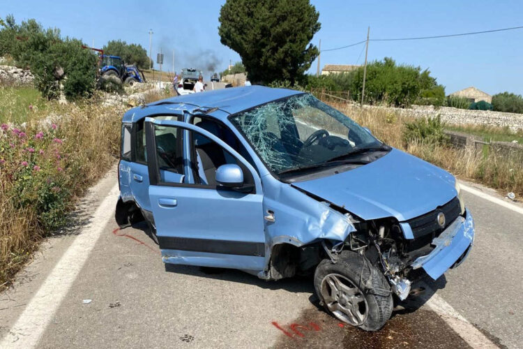 Incidente sulla Modica-Noto: scontro tra Fiat Panda e trattore: 3 feriti
