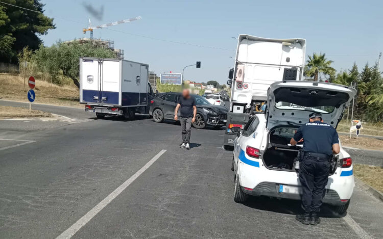 Incidente oggi a Vittoria: scontro tra auto e tir