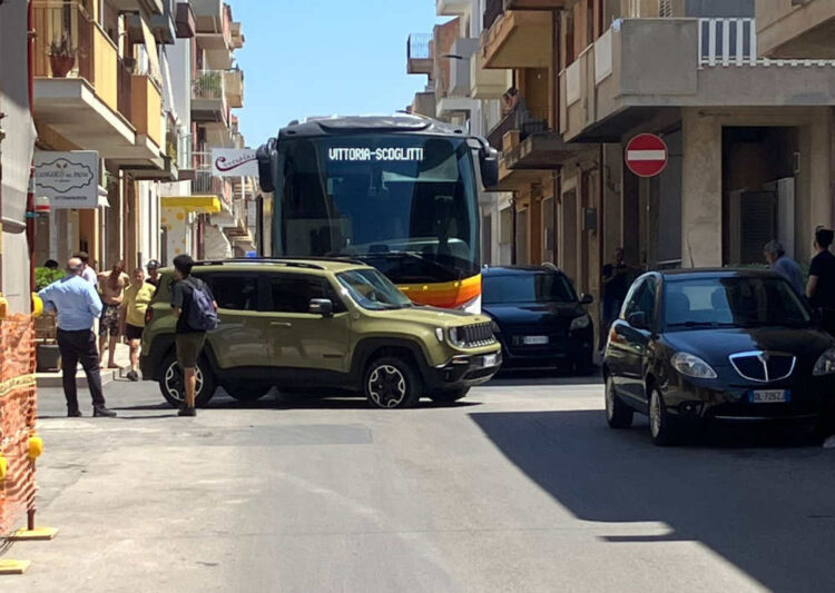 Incidente Vittoria, scontro tra auto e bus: un ferito