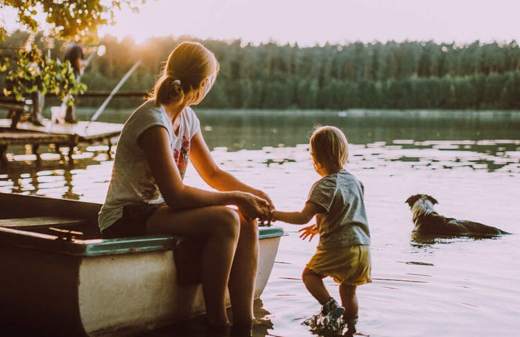 Bonus mamme 2025: arrivano 40 euro al mese, ma la decontribuzione slitta al 2026