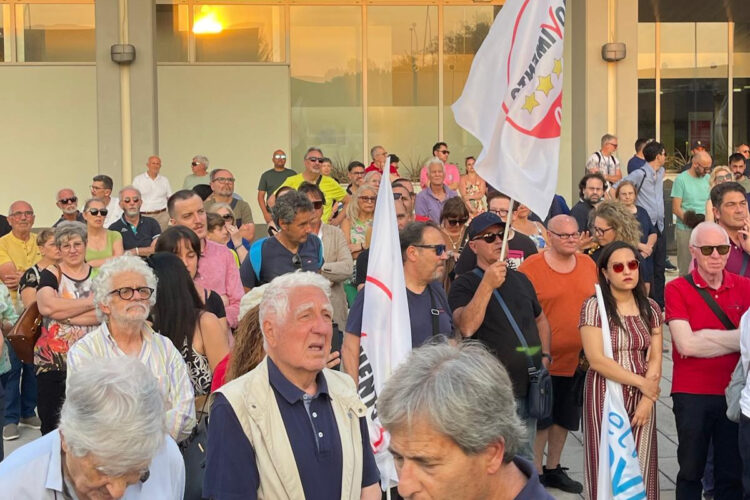 Comiso: Basta lacrime di coccodrillo. Successo per la manifestazione davanti all'aeroporto