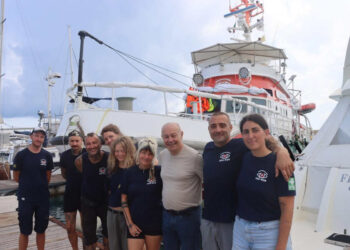 Il sindaco di Pozzallo Roberto Ammatuna in visita all’equipaggio della Ong Sea Eye 5