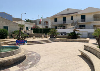 Scicli, torna a splendere la piazzetta col monumento ai Marinai a Donnalucata