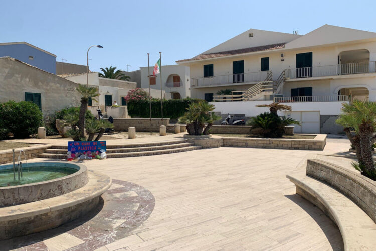 Scicli, torna a splendere la piazzetta col monumento ai Marinai a Donnalucata