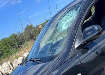 Scicli, grosse pietre tirate contro le auto vicino al passaggio a livello di Sampieri