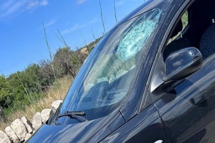 Scicli, grosse pietre tirate contro le auto vicino al passaggio a livello di Sampieri