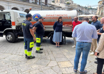 Modica, un'autobotte dalla capacità di 4.500 litri per le emergenze incendi