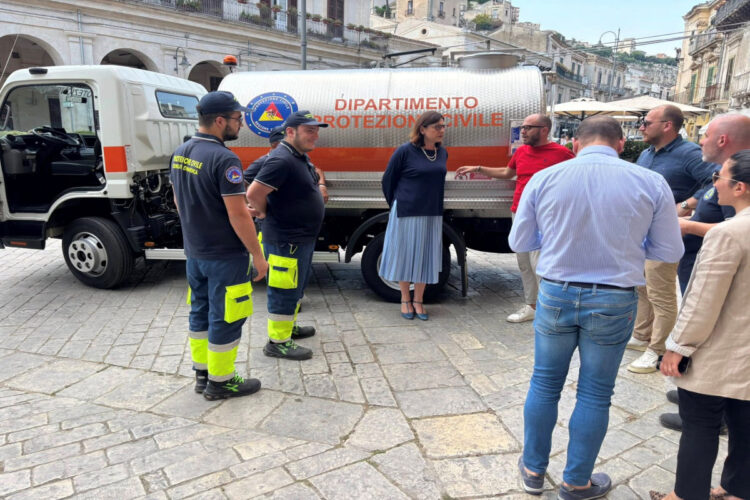 Modica, un'autobotte dalla capacità di 4.500 litri per le emergenze incendi