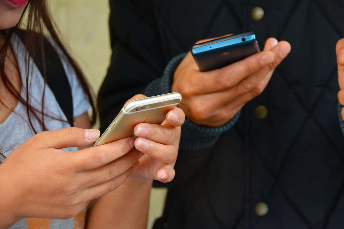 Stop ai cellulari a scuola, divieto esteso alle superiori: arriva la circolare