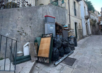 Ragusa, Polizia ambientale in azione: sanzionato per abbandono di rifiuti in centro