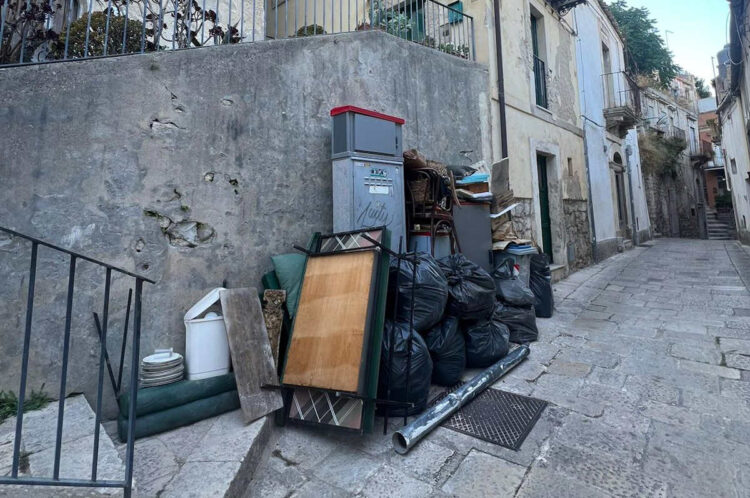 Ragusa, Polizia ambientale in azione: sanzionato per abbandono di rifiuti in centro