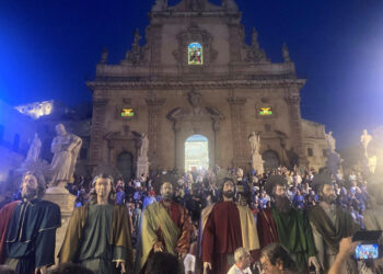 Modica, un successo la sfilata dei Santoni di San Pietro: dopo oltre 70 anni