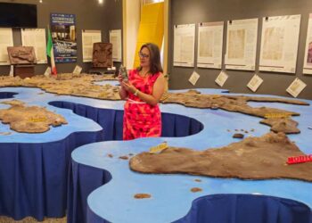 La copertina del giallo della giornalista Valentina Raffa nell’incarto del cioccolato di Modica