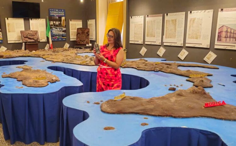 La copertina del giallo della giornalista Valentina Raffa nell’incarto del cioccolato di Modica